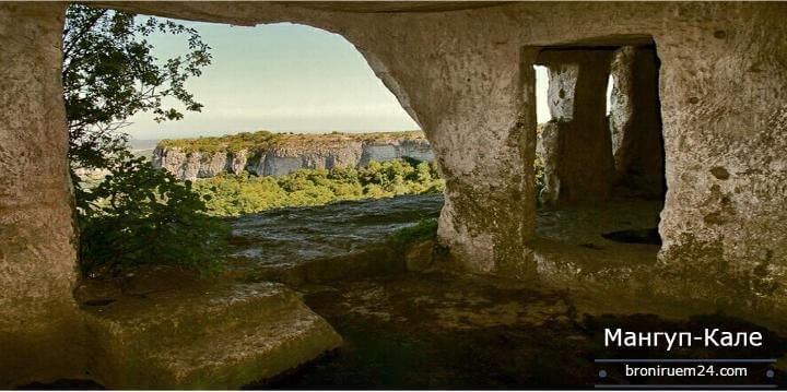 Пещерный город-крепость Мангуп-Кале вблизи Севастополя. Излюбленное место у турисов 