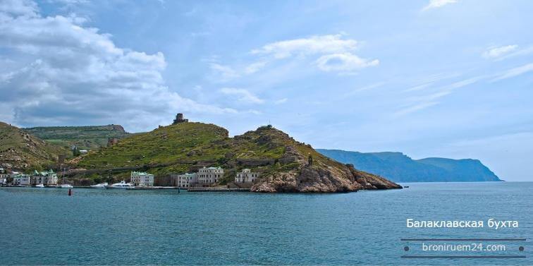 Вид балаклаской бухты и генуэзской крепости. Балаклава пользуется у туристов особой любовью.