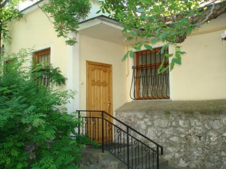 Отдельная двухэтажная квартира рядом с морем