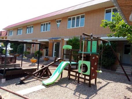 Гостевой дом  "ДонБас", Солнечногорское. Номера (комната,кухня,сан.узел - в каждом)